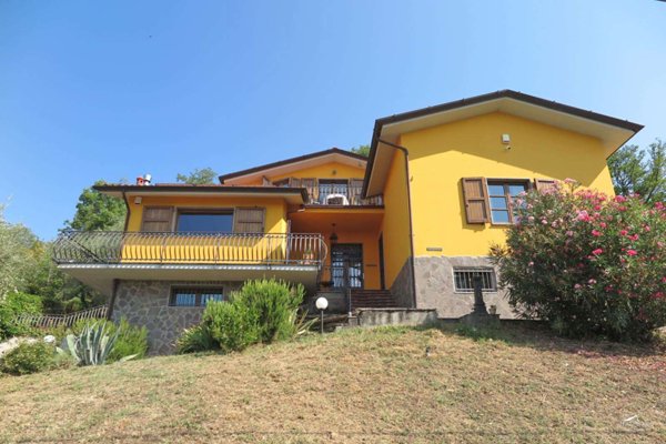 casa indipendente in vendita a Carrara