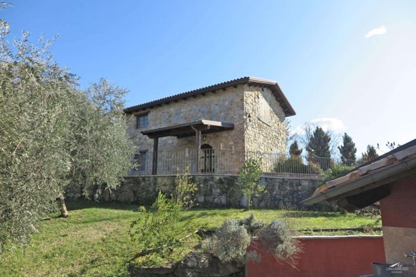 casa indipendente in vendita a Carrara