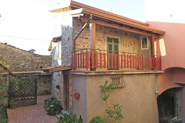 casa indipendente in vendita a Carrara
