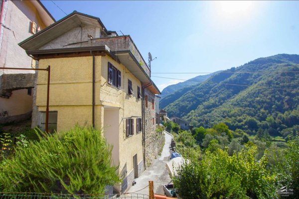 casa indipendente in vendita a Carrara