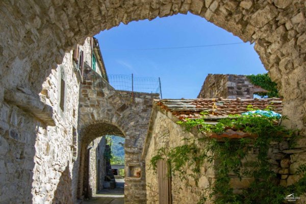 casa indipendente in vendita a Carrara