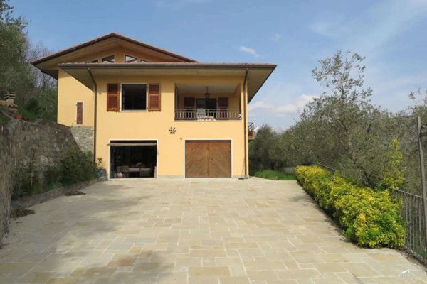 casa indipendente in vendita a Carrara