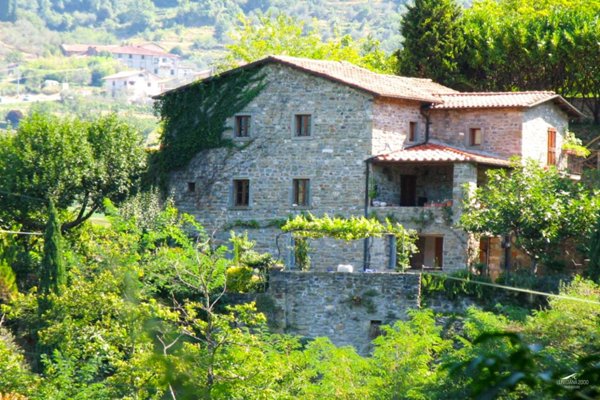 casa indipendente in vendita a Carrara