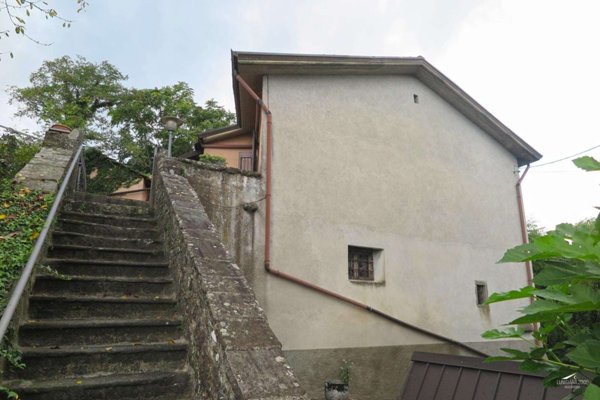 casa indipendente in vendita a Carrara