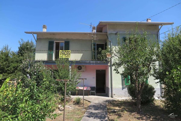 casa indipendente in vendita a Carrara