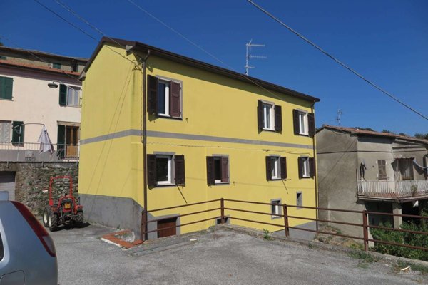 casa indipendente in vendita a Carrara