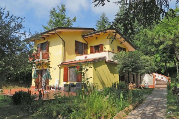 casa indipendente in vendita a Carrara