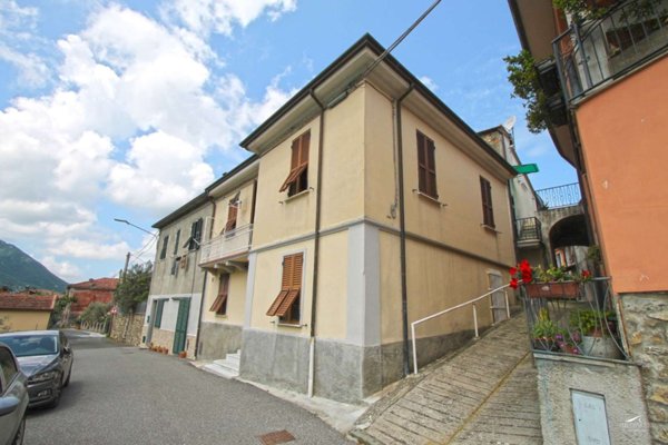 casa indipendente in vendita a Carrara