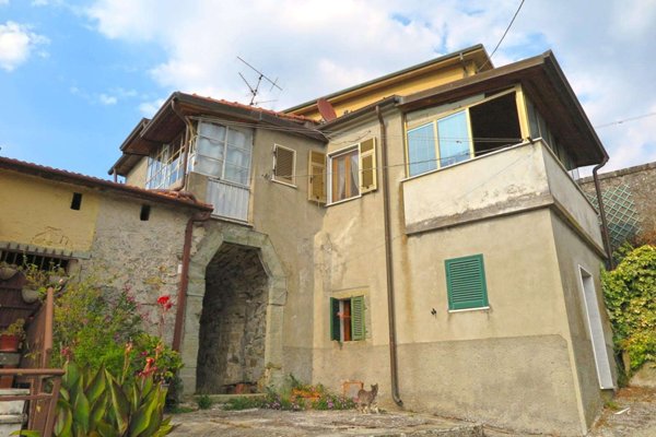 casa indipendente in vendita a Carrara