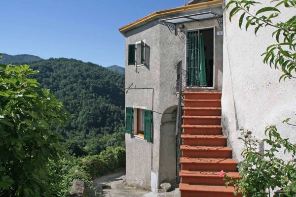 casa indipendente in vendita a Carrara
