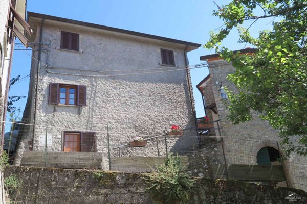 casa indipendente in vendita a Carrara