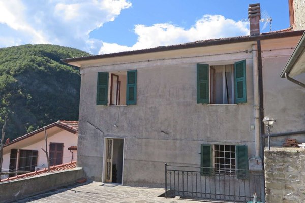 casa indipendente in vendita a Carrara