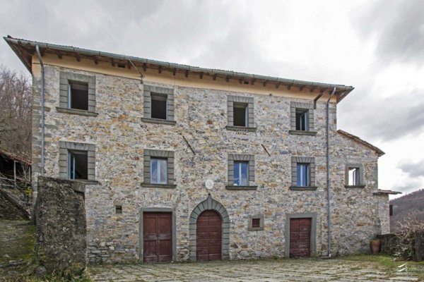 casa indipendente in vendita a Carrara