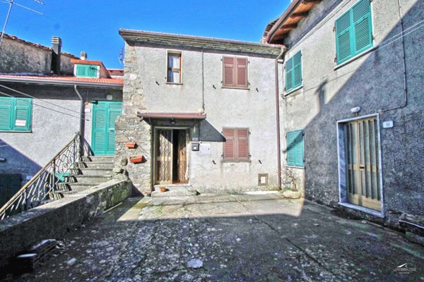 casa indipendente in vendita a Carrara