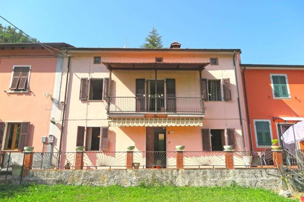 casa indipendente in vendita a Carrara