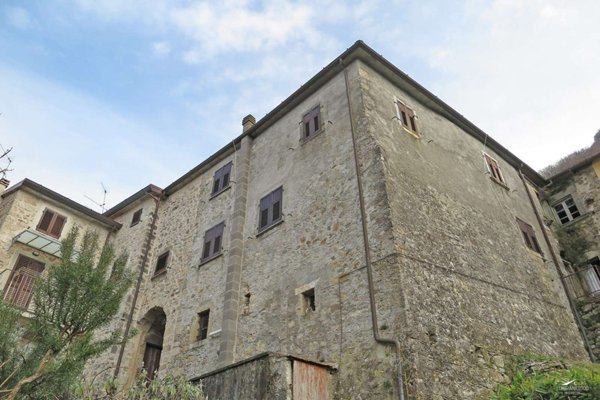 casa indipendente in vendita a Carrara