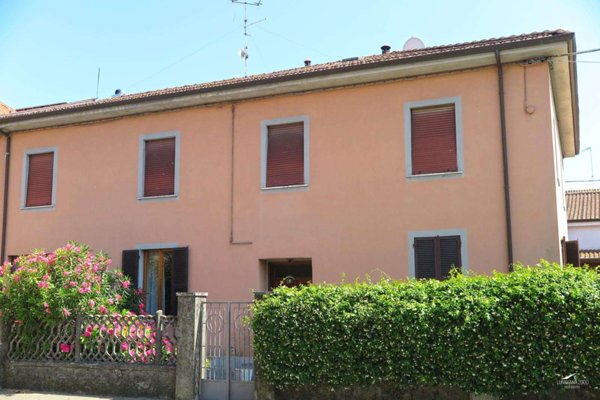 casa indipendente in vendita a Carrara