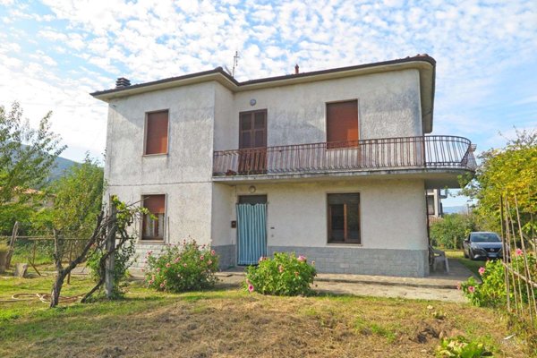 casa indipendente in vendita a Carrara