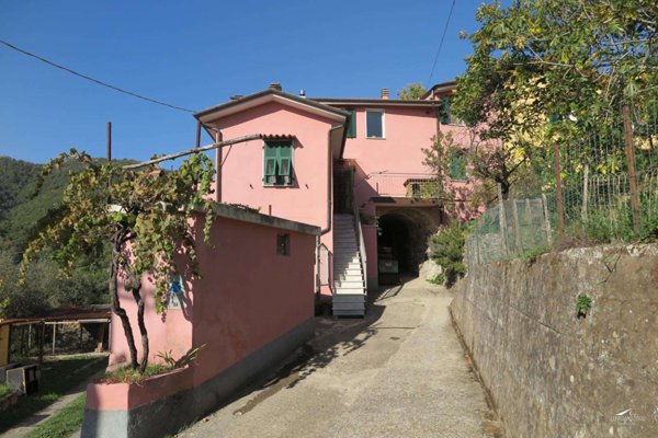 casa indipendente in vendita a Carrara
