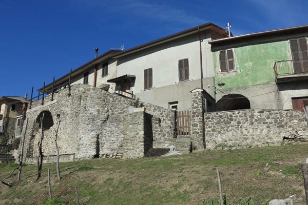 casa indipendente in vendita a Carrara