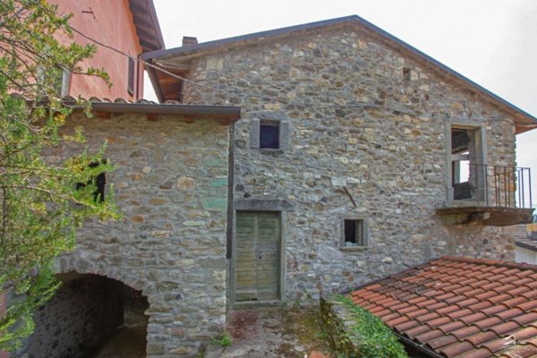 casa indipendente in vendita a Carrara