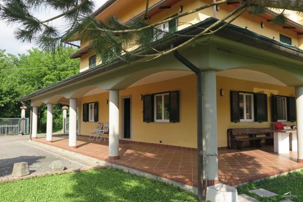 casa indipendente in vendita a Carrara