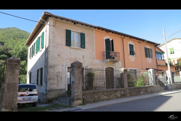 casa indipendente in vendita a Carrara