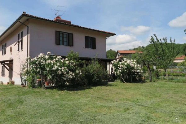 casa indipendente in vendita a Carrara