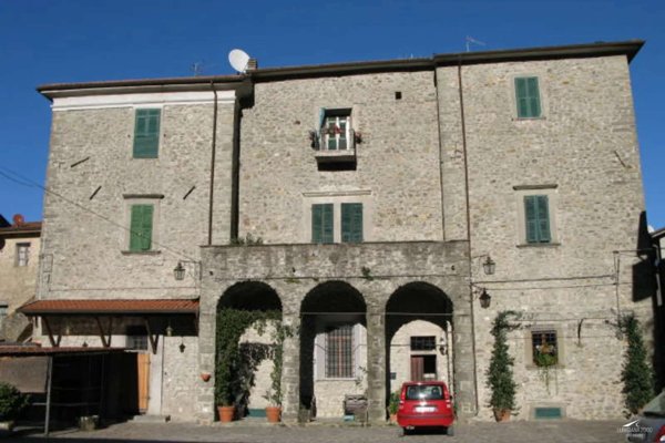 casa indipendente in vendita a Carrara