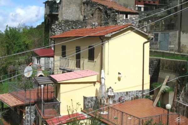 casa indipendente in vendita a Carrara