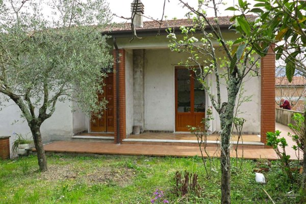 casa indipendente in vendita a Carrara