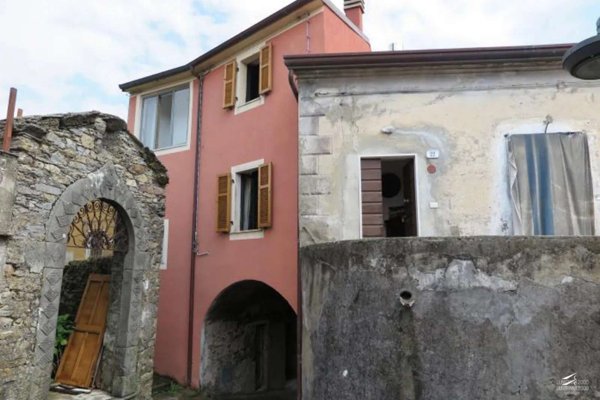 casa indipendente in vendita a Carrara