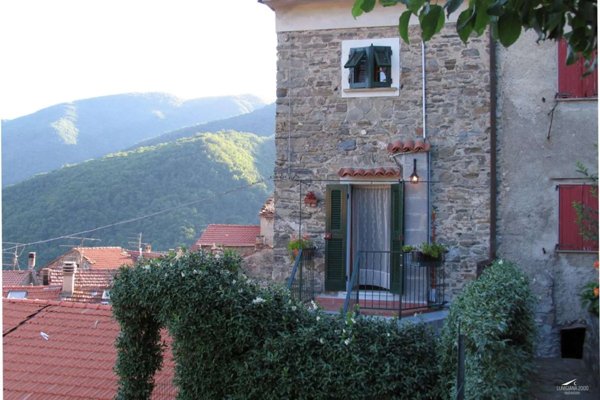 casa indipendente in vendita a Carrara
