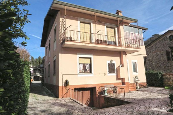 casa indipendente in vendita a Carrara