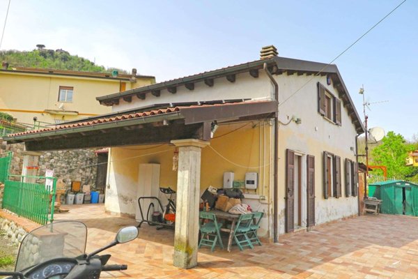 casa indipendente in vendita a Carrara