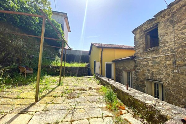 casa indipendente in vendita a Carrara