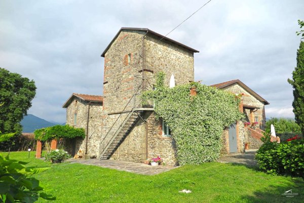 casa indipendente in vendita a Carrara