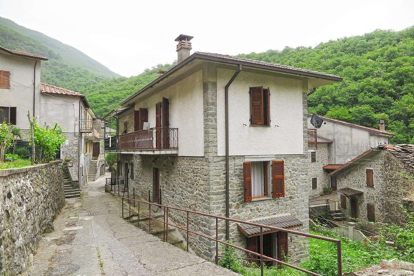 casa indipendente in vendita a Carrara