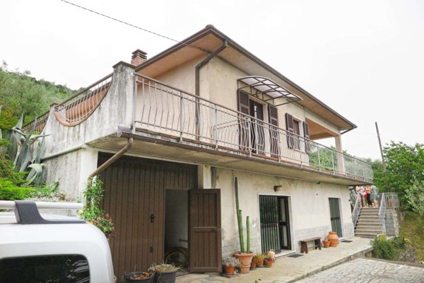 casa indipendente in vendita a Carrara