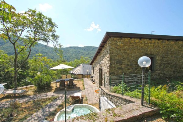 casa indipendente in vendita a Carrara