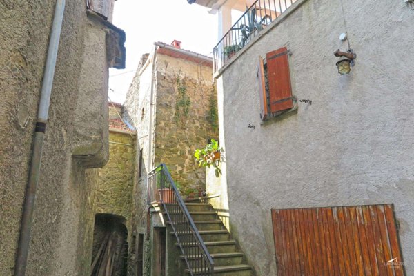 casa indipendente in vendita a Carrara