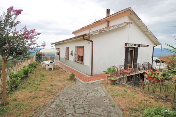 casa indipendente in vendita a Carrara
