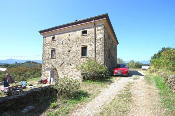 casa indipendente in vendita a Carrara
