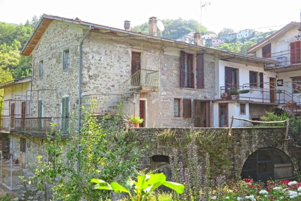 casa indipendente in vendita a Carrara