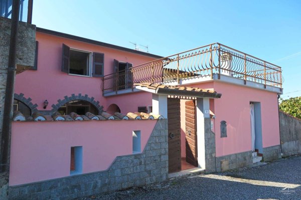 casa indipendente in vendita a Carrara