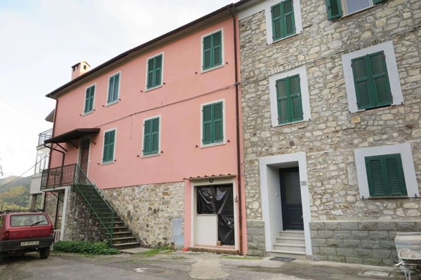 casa indipendente in vendita a Carrara