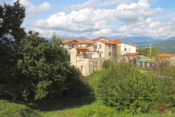 casa indipendente in vendita a Carrara