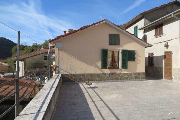 casa indipendente in vendita a Carrara