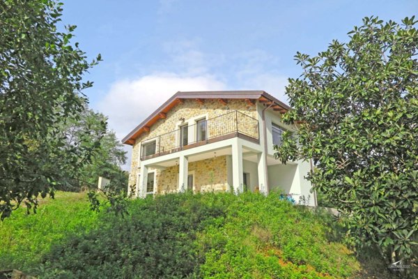 casa indipendente in vendita a Carrara