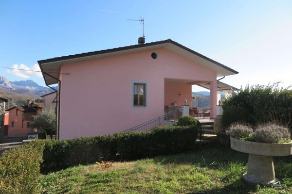 casa indipendente in vendita a Carrara